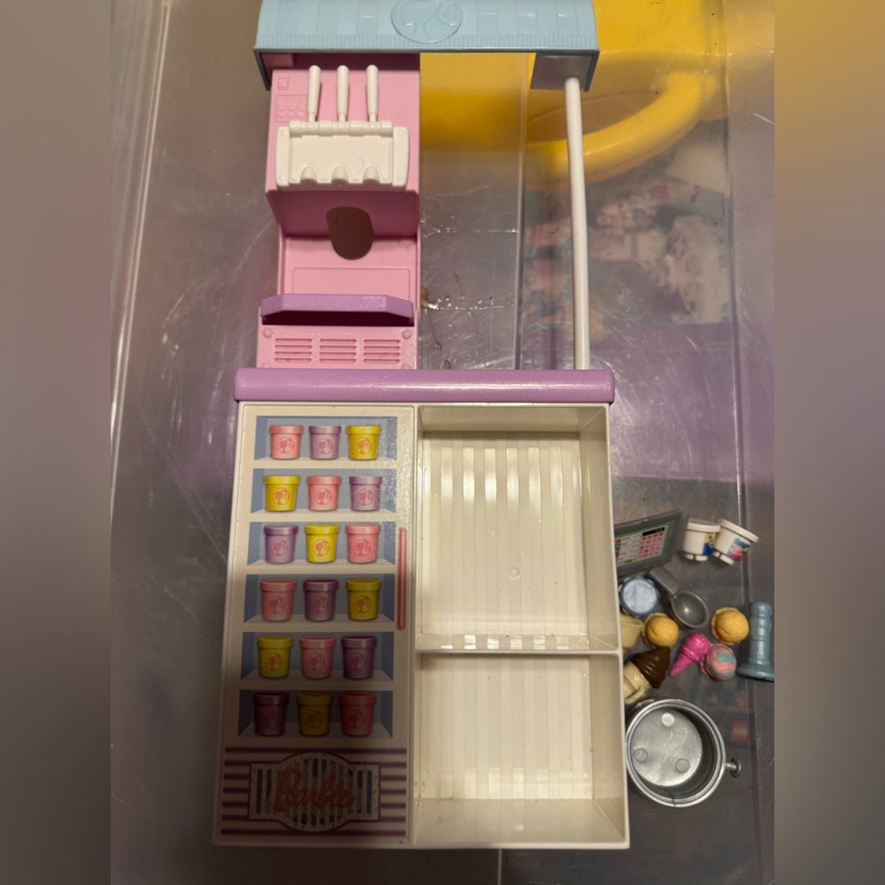 Barbie ice cream shop also works with playdoh